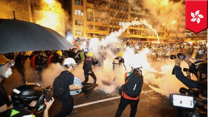 Video herunterladen: Police use tear gas as Hong Kong extradition protests turn violent