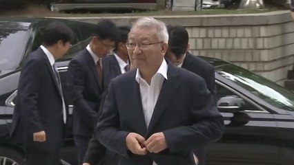 양승태, 보석 후 첫 재판 출석...질문에는 '묵묵부답' / YTN