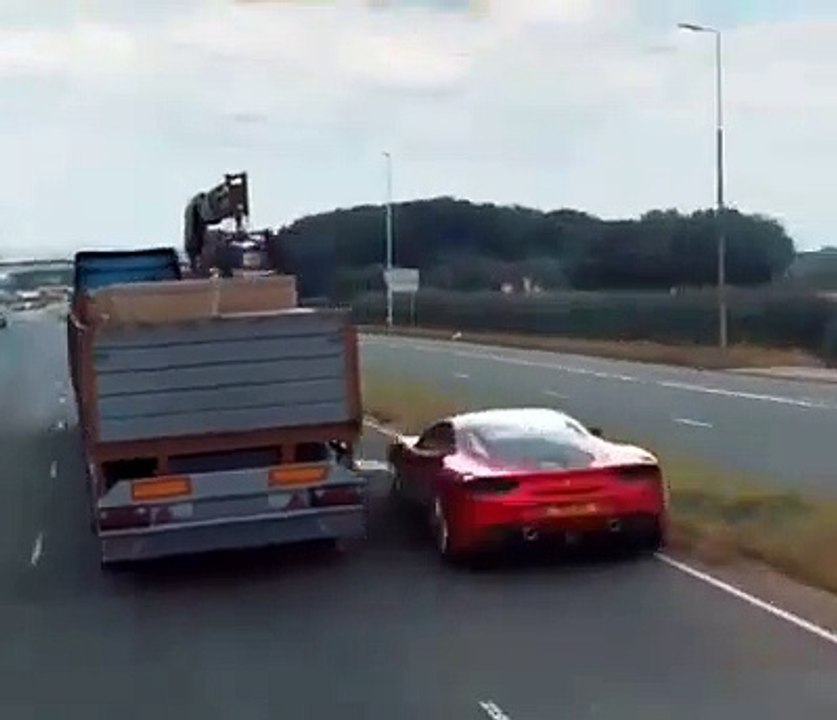 Une Ferrari utilise une technique insolite pour semer une voiture de police