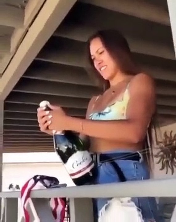 Une fille se rate en ouvrant une bouteille de champagne