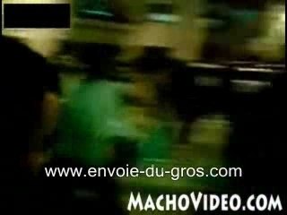 Elle détruit la voiture de son mec