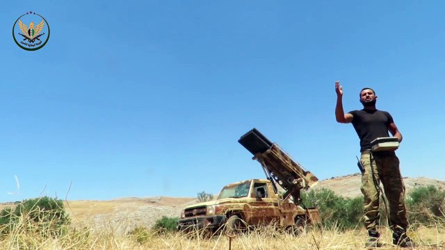 رداً على المجازر.. الجبهة الوطنية تستهدف مواقع ميليشيا أسد وروسيا في حماة (فيديو)