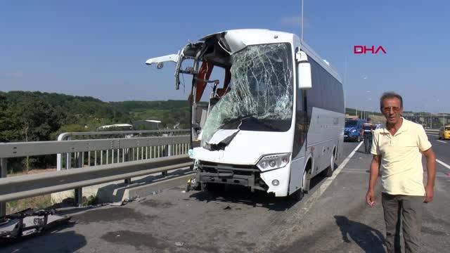 İSTANBUL- KEMERBURGAZ YOLUNDA SERVİS MİDİBÜSÜ KAZA YAPTI