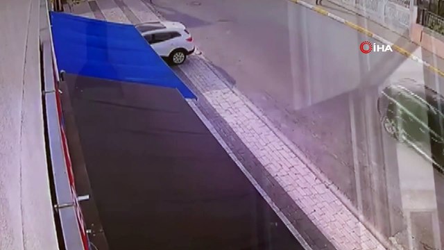 Esenyurt'ta genç kıza kapkaç şoku kamerada