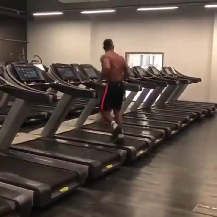 Muscu ? Il court sur plusieurs tapis de courses à la suite !