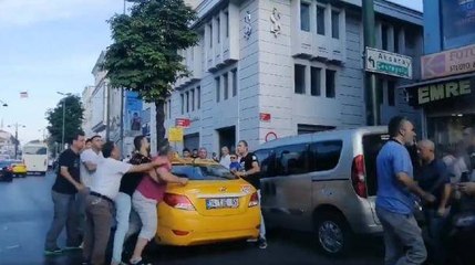 Taksici tartıştığı yolcusuna bıçakla saldırdı! O anlar kamerada