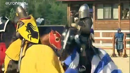 شاهد: المبارزة بالسيف وركوب الخيل في مهرجان إيفانوفا الروسي