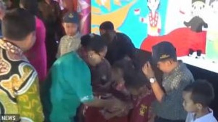 Menteri Yohana Bagikan Kartu Identitas Anak di Makassar