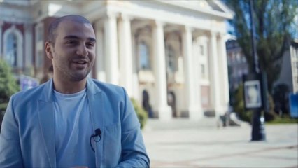 قصة كفاح سوري من لاجئ إلى نجم مسرح ببلغاريا