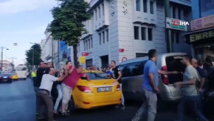 Taksiciyle yolcunun bıçaklı kavgası kamerada