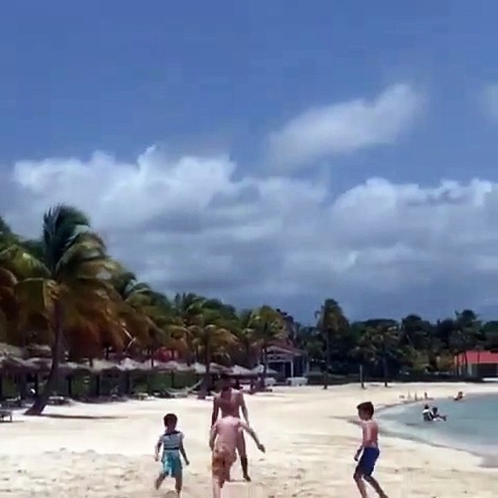 Caraïbes: Un adolescent âgé de 11 ans se retrouve à jouer avec le footballeur Lionel Messi sur une plage ! - VIDEO