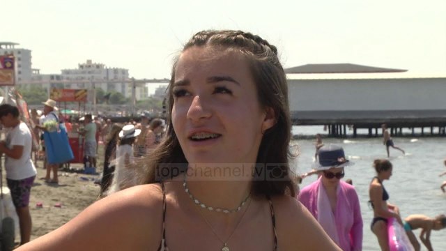 “Beteja” për plazhe publike/ Në Shëngjin pushuesit kërkojnë më shumë hapësira