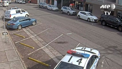 Van carregada com metanfetamina bate em carro da polícia