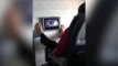 Repugnante escena en avión revela el uso poco higiénico de las pantallas táctiles