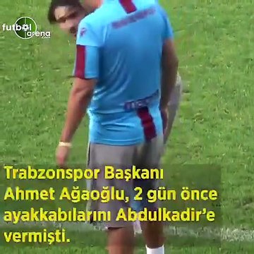 Ahmet Ağaoğlu ayakkabılarını Abdülkadir Ömür'e imzalattı