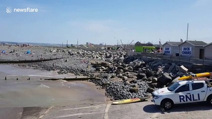 UK heatwave sees people flocking to Devon beach