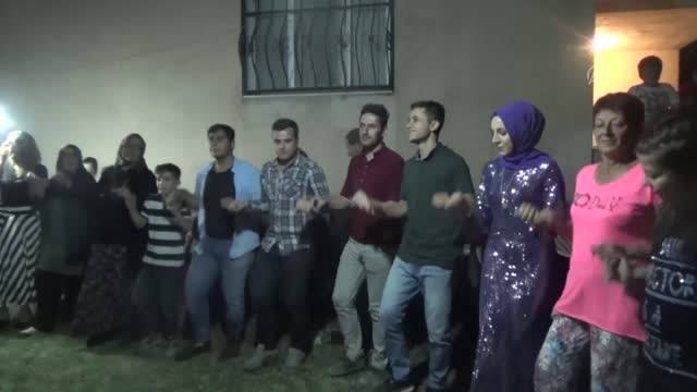 Damadın başına un eleyip yumurta kırıyorlar