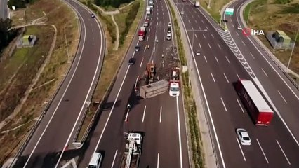 Kuzey Marmara Otoyolu'nda hurda yüklü tır devrildi