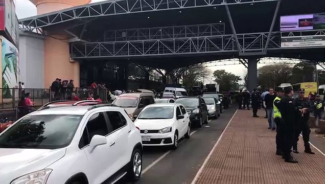 Fronteira com Foz do Iguaçu: Taxistas paraguaios fazem manifestação e trânsito fica prejudicado