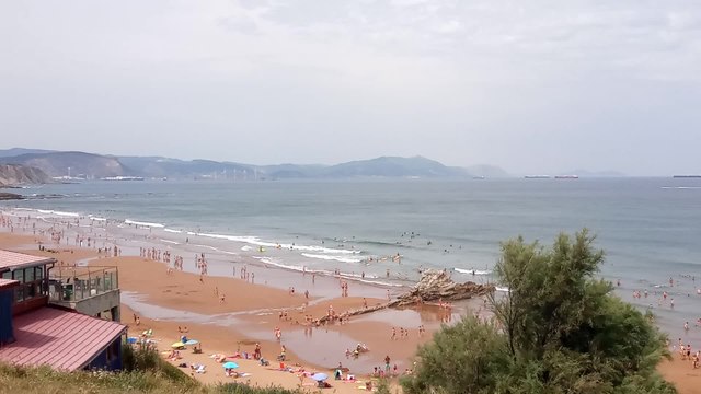 Los vizcaínos se refugian en las playas del calor