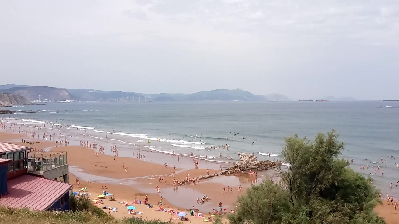 Los vizcaínos se refugian en las playas del calor