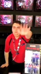 Un employé d’une attraction essaye d’empêcher un homme de filmer la photo de son tour de manège