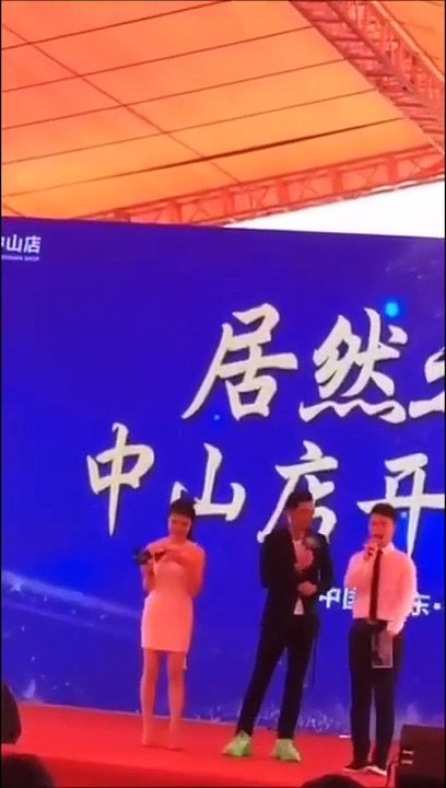 Un acteur hongkongais se fait poignarder par un fou pendant qu’il est sur scène