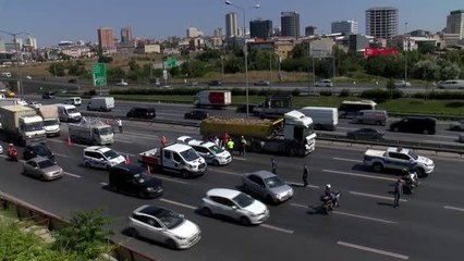 BAĞCILAR TEM OTOYOLU'NDAKİ ZİNCİRLEME KAZA TRAFİĞİ KİLİTLEDİ
