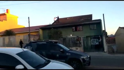 Transtornado e em cima de telhado, policial é contido a tiros na RMC