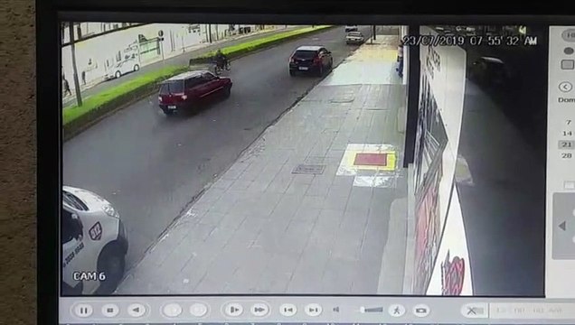 Vídeo mostra motociclista se envolvendo em acidente na Avenida Carlos Gomes
