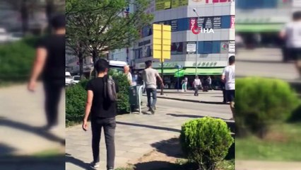 Önce öz çekim yaptı, sonra kendisini uyaranlara saldırdı...O anlar kamerada