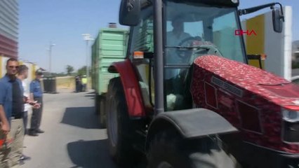 MUŞ 4 KİŞİNİN HAYATINI KAYBETTİĞİ KAZA SONRASI TRAKTÖRLERE REFLEKTÖR TAKILMAYA BAŞLANDI