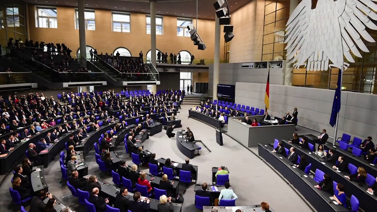 AKK-Vereidigung: Großer Aufwand für 44 Worte