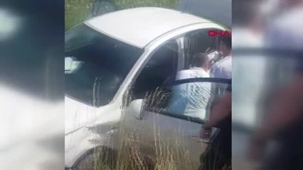 ARNAVUTKÖY'DE SERVİS ARACI İLE OTOMOBİL ÇARPIŞTI 4 YARALI