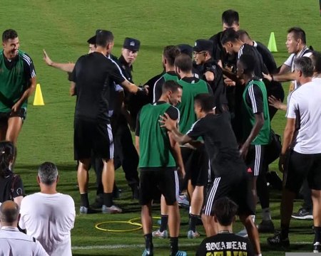 Juventus - Cristiano Ronaldo devient fou et saute sur un policier chinois