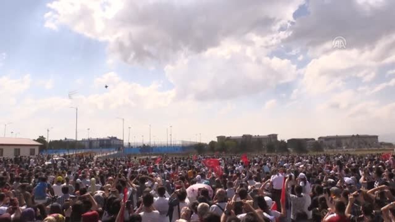 SOLOTÜRK ve Türk Yıldızları, gösteri uçuşu yaptı