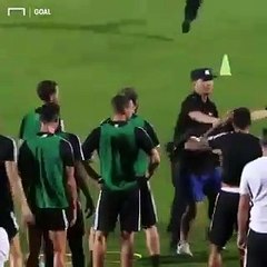 Adepto invade treino da Juventus e Ronaldo vai literalmente 'para cima' da polícia