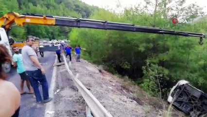 Antalya’da tur midibüsü devrildi: 1'i ağır 20 turist yaralı