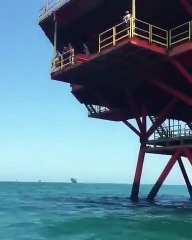 Download Video: Elle hésite avant de plonger du haut de cette plateforme pétrolière et va le regretter... Plat douloureux