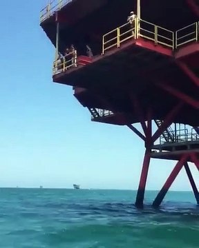 Elle hésite avant de plonger du haut de cette plateforme pétrolière et va le regretter... Plat douloureux