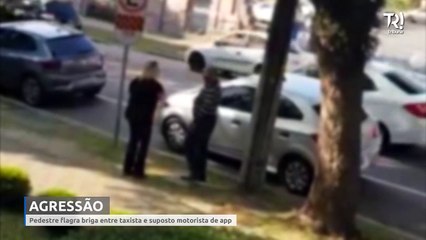Pedestre filma briga entre taxista e motorista de app