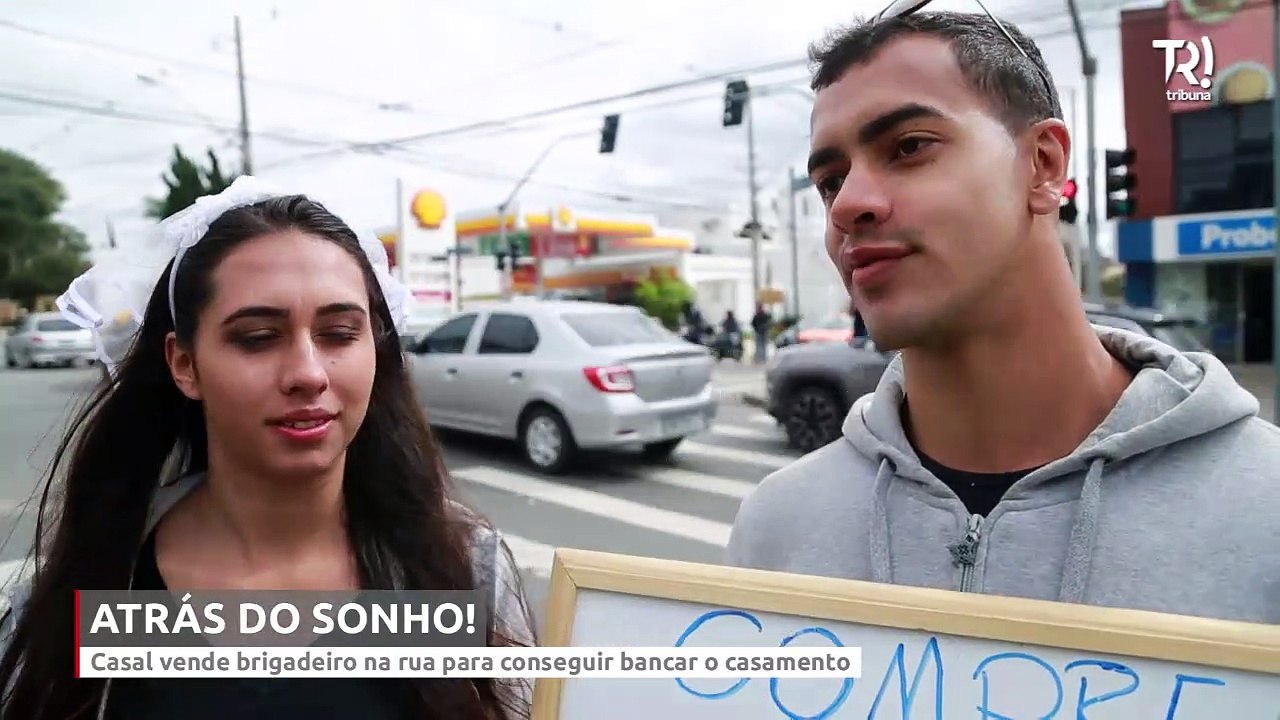 Casal vende brigadeiro na rua para conseguir bancar o casamento