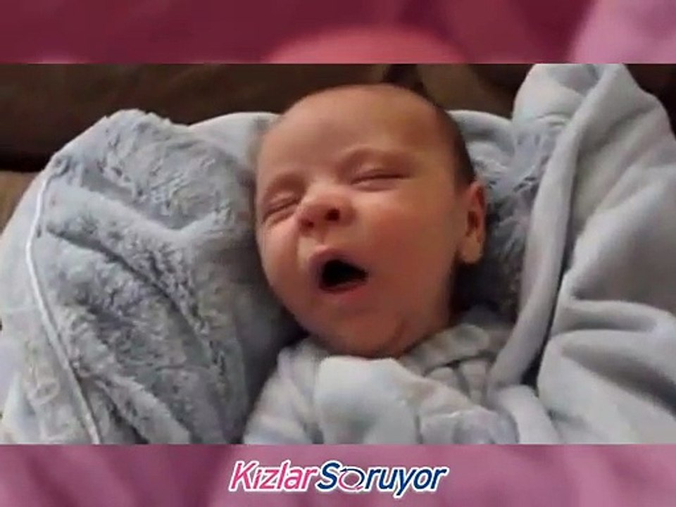 Mimiklerini çok iyi kullanan bebek
