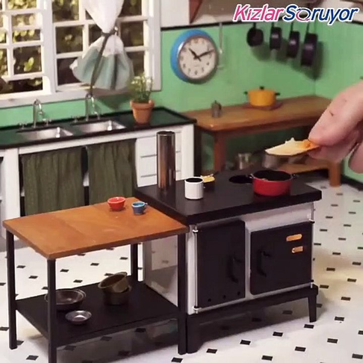 Mini mutfakta yemek