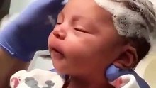 Saçları yıkanan bebek