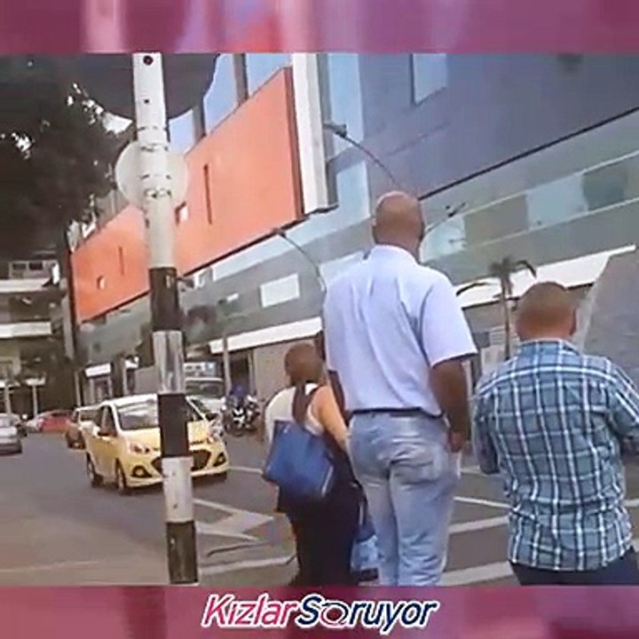 Sokakta gösteri yapan adam