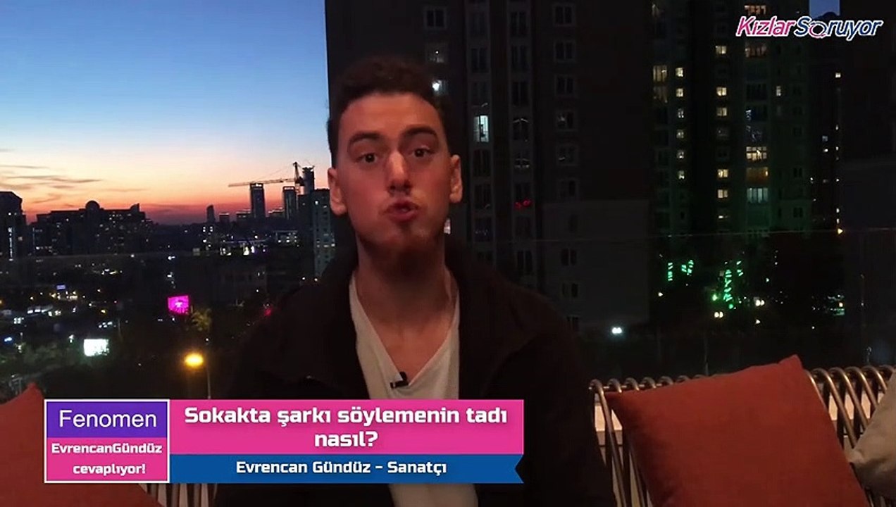 Sokakta şarkı söylemenin tadı nasıl?