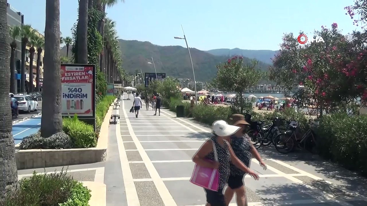 Berberden ilginç hizmet...Hem tıraş ediyor, hem de serinletiyor