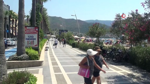 Berberden ilginç hizmet...Hem tıraş ediyor, hem de serinletiyor