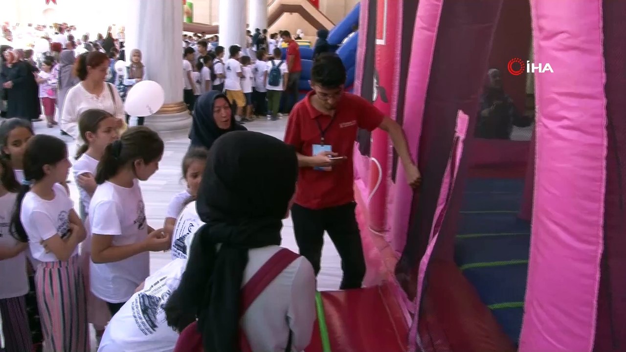 Üsküdar’da yaz Kur'an kurslarına dev bayrakla veda edildi...Çamlıca Camii'nin avlusunda açılan dev Türk bayrağı havadan görüntülendi